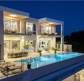 Luxury 4-Bedroom Villa with generous sized Infinity Pool near Buje, Istria. Sleeps 8